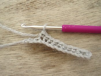 Blog-Inhaltsbild für 'Kostenlose Häkelanleitung für Babyschuhe Slipper mit Schleife - die Anleitung ist sehr ausführlich also auch für Anfänger gestaltet'