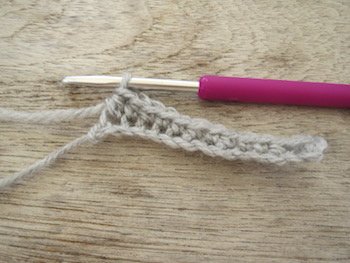 Blog-Inhaltsbild für 'Kostenlose Häkelanleitung für Babyschuhe Slipper mit Schleife - die Anleitung ist sehr ausführlich also auch für Anfänger gestaltet'