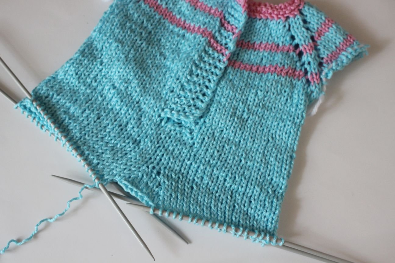 Blog-Inhaltsbild für 'Kostenlose Strickanleitung für Puppen Overall'