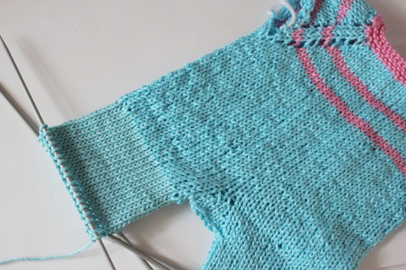 Blog-Inhaltsbild für 'Kostenlose Strickanleitung für Puppen Overall'