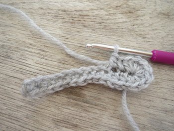 Blog-Inhaltsbild für 'Kostenlose Häkelanleitung für Babyschuhe Slipper mit Schleife - die Anleitung ist sehr ausführlich also auch für Anfänger gestaltet'