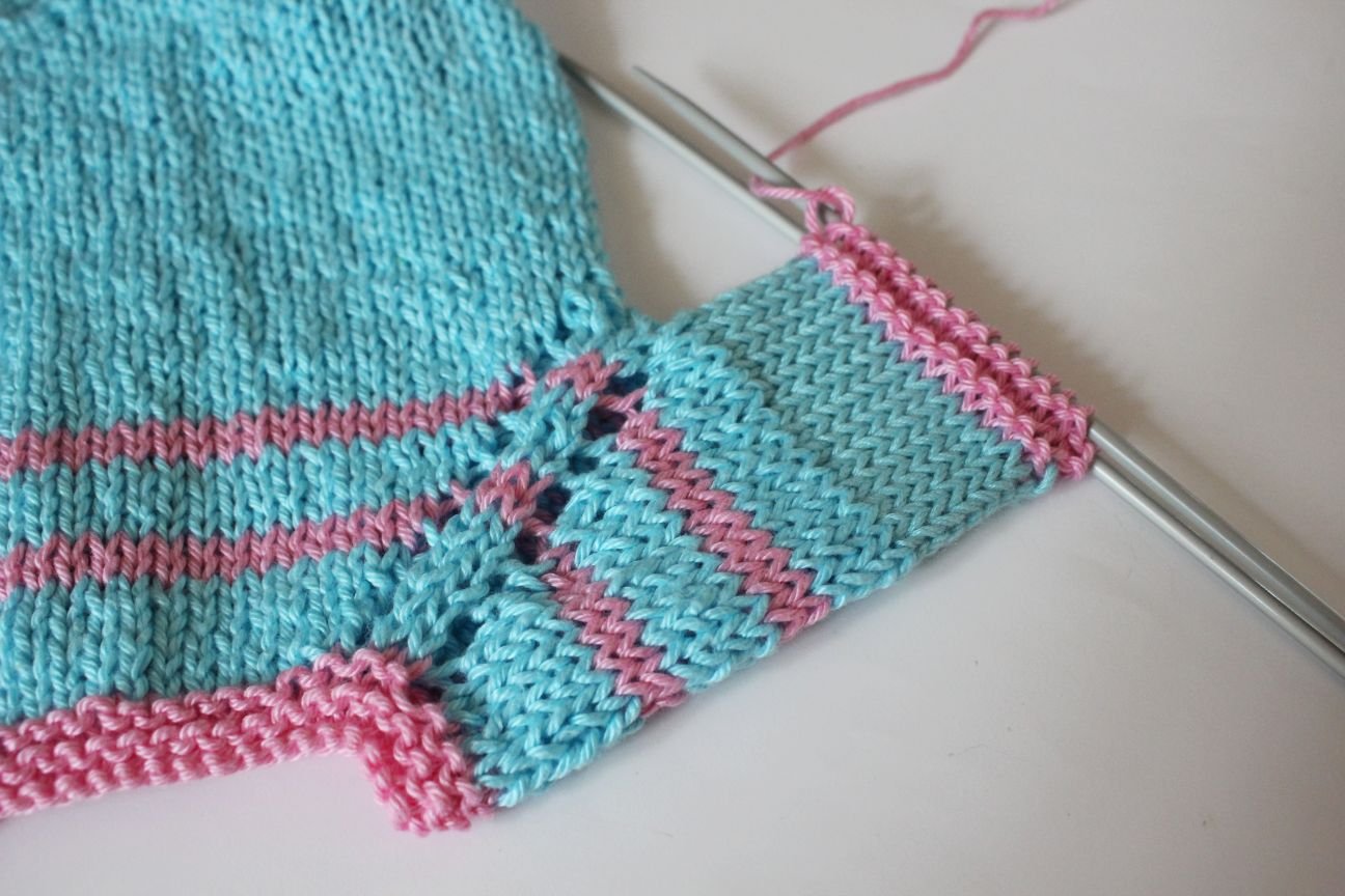 Blog-Inhaltsbild für 'Kostenlose Strickanleitung für Puppen Overall'