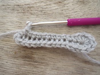 Blog-Inhaltsbild für 'Kostenlose Häkelanleitung für Babyschuhe Slipper mit Schleife - die Anleitung ist sehr ausführlich also auch für Anfänger gestaltet'