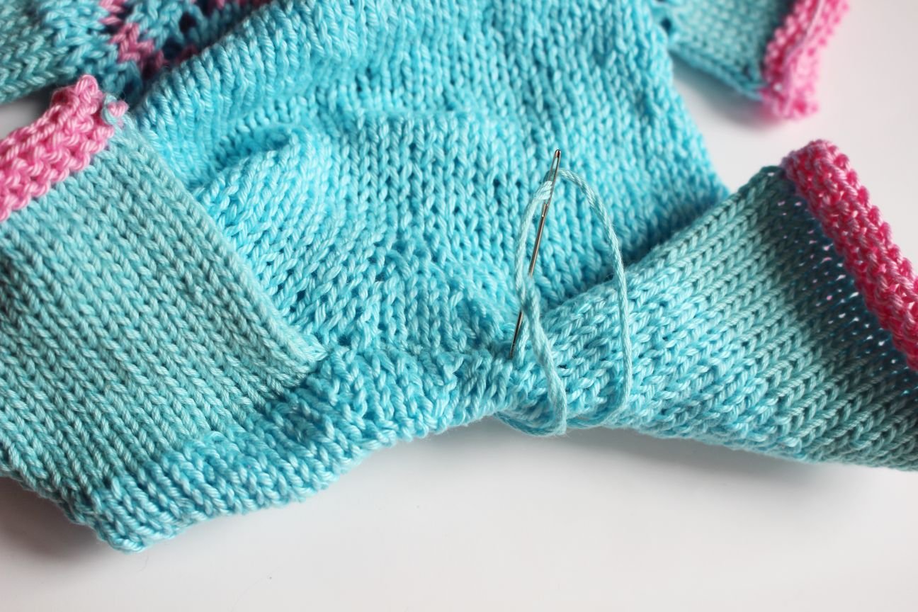 Blog-Inhaltsbild für 'Kostenlose Strickanleitung für Puppen Overall'