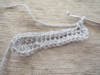 Blog-Inhaltsbild für 'Kostenlose Häkelanleitung für Babyschuhe Slipper mit Schleife - die Anleitung ist sehr ausführlich also auch für Anfänger gestaltet'