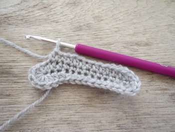 Blog-Inhaltsbild für 'Kostenlose Häkelanleitung für Babyschuhe Slipper mit Schleife - die Anleitung ist sehr ausführlich also auch für Anfänger gestaltet'