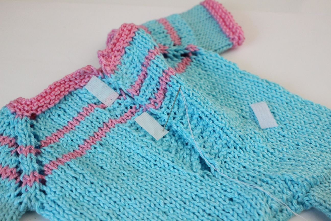 Blog-Inhaltsbild für 'Kostenlose Strickanleitung für Puppen Overall'