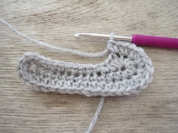 Blog-Inhaltsbild für 'Kostenlose Häkelanleitung für Babyschuhe Slipper mit Schleife - die Anleitung ist sehr ausführlich also auch für Anfänger gestaltet'