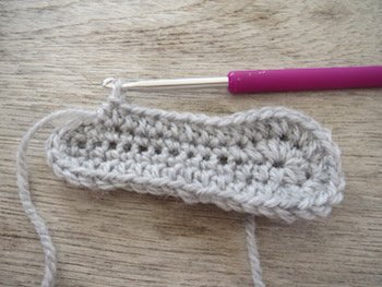 Blog-Inhaltsbild für 'Kostenlose Häkelanleitung für Babyschuhe Slipper mit Schleife - die Anleitung ist sehr ausführlich also auch für Anfänger gestaltet'