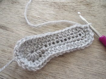 Blog-Inhaltsbild für 'Kostenlose Häkelanleitung für Babyschuhe Slipper mit Schleife - die Anleitung ist sehr ausführlich also auch für Anfänger gestaltet'