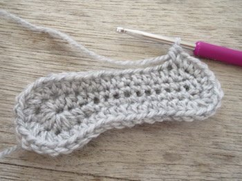 Blog-Inhaltsbild für 'Kostenlose Häkelanleitung für Babyschuhe Slipper mit Schleife - die Anleitung ist sehr ausführlich also auch für Anfänger gestaltet'