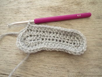 Blog-Inhaltsbild für 'Kostenlose Häkelanleitung für Babyschuhe Slipper mit Schleife - die Anleitung ist sehr ausführlich also auch für Anfänger gestaltet'