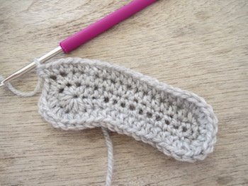 Blog-Inhaltsbild für 'Kostenlose Häkelanleitung für Babyschuhe Slipper mit Schleife - die Anleitung ist sehr ausführlich also auch für Anfänger gestaltet'