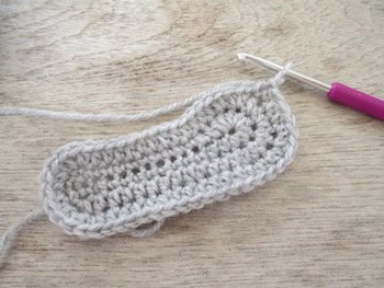 Blog-Inhaltsbild für 'Kostenlose Häkelanleitung für Babyschuhe Slipper mit Schleife - die Anleitung ist sehr ausführlich also auch für Anfänger gestaltet'