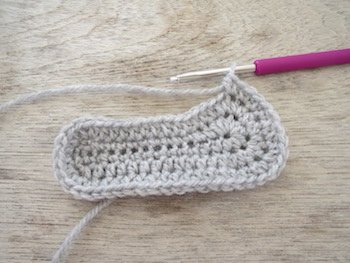 Blog-Inhaltsbild für 'Kostenlose Häkelanleitung für Babyschuhe Slipper mit Schleife - die Anleitung ist sehr ausführlich also auch für Anfänger gestaltet'