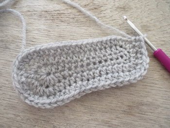 Blog-Inhaltsbild für 'Kostenlose Häkelanleitung für Babyschuhe Slipper mit Schleife - die Anleitung ist sehr ausführlich also auch für Anfänger gestaltet'