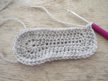 Blog-Inhaltsbild für 'Kostenlose Häkelanleitung für Babyschuhe Slipper mit Schleife - die Anleitung ist sehr ausführlich also auch für Anfänger gestaltet'