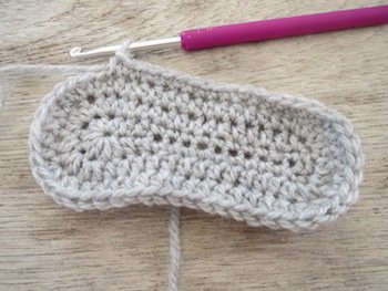 Blog-Inhaltsbild für 'Kostenlose Häkelanleitung für Babyschuhe Slipper mit Schleife - die Anleitung ist sehr ausführlich also auch für Anfänger gestaltet'