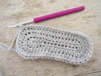 Blog-Inhaltsbild für 'Kostenlose Häkelanleitung für Babyschuhe Slipper mit Schleife - die Anleitung ist sehr ausführlich also auch für Anfänger gestaltet'