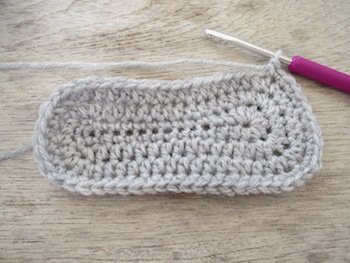 Blog-Inhaltsbild für 'Kostenlose Häkelanleitung für Babyschuhe Slipper mit Schleife - die Anleitung ist sehr ausführlich also auch für Anfänger gestaltet'