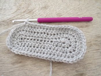 Blog-Inhaltsbild für 'Kostenlose Häkelanleitung für Babyschuhe Slipper mit Schleife - die Anleitung ist sehr ausführlich also auch für Anfänger gestaltet'