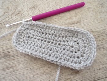 Blog-Inhaltsbild für 'Kostenlose Häkelanleitung für Babyschuhe Slipper mit Schleife - die Anleitung ist sehr ausführlich also auch für Anfänger gestaltet'