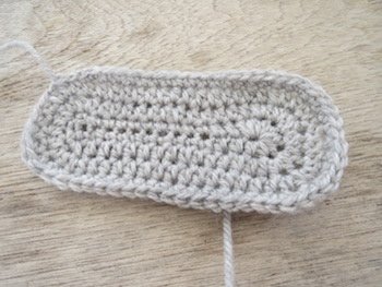 Blog-Inhaltsbild für 'Kostenlose Häkelanleitung für Babyschuhe Slipper mit Schleife - die Anleitung ist sehr ausführlich also auch für Anfänger gestaltet'