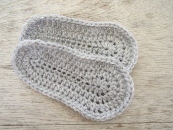 Blog-Inhaltsbild für 'Kostenlose Häkelanleitung für Babyschuhe Slipper mit Schleife - die Anleitung ist sehr ausführlich also auch für Anfänger gestaltet'