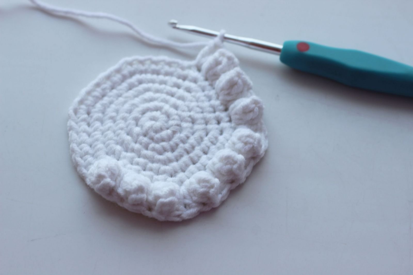 Blog-Inhaltsbild für 'Tasche häkeln. Kostenlose Häkelanleitung für die Puppentasche Schaf'