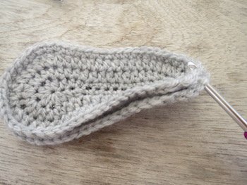 Blog-Inhaltsbild für 'Kostenlose Häkelanleitung für Babyschuhe Slipper mit Schleife - die Anleitung ist sehr ausführlich also auch für Anfänger gestaltet'