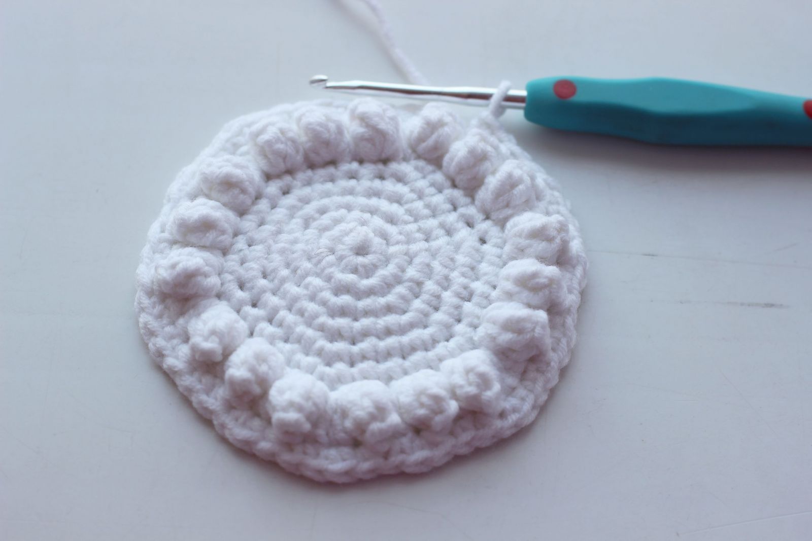 Blog-Inhaltsbild für 'Tasche häkeln. Kostenlose Häkelanleitung für die Puppentasche Schaf'