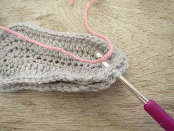 Blog-Inhaltsbild für 'Kostenlose Häkelanleitung für Babyschuhe Slipper mit Schleife - die Anleitung ist sehr ausführlich also auch für Anfänger gestaltet'