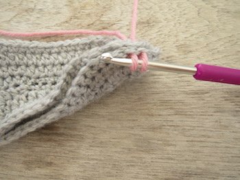 Blog-Inhaltsbild für 'Kostenlose Häkelanleitung für Babyschuhe Slipper mit Schleife - die Anleitung ist sehr ausführlich also auch für Anfänger gestaltet'