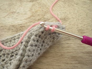 Blog-Inhaltsbild für 'Kostenlose Häkelanleitung für Babyschuhe Slipper mit Schleife - die Anleitung ist sehr ausführlich also auch für Anfänger gestaltet'