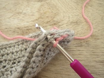 Blog-Inhaltsbild für 'Kostenlose Häkelanleitung für Babyschuhe Slipper mit Schleife - die Anleitung ist sehr ausführlich also auch für Anfänger gestaltet'