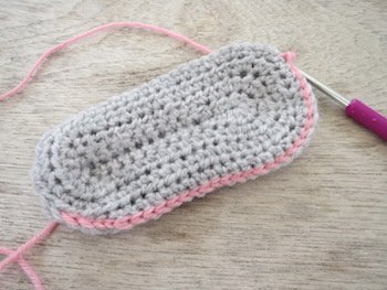 Blog-Inhaltsbild für 'Kostenlose Häkelanleitung für Babyschuhe Slipper mit Schleife - die Anleitung ist sehr ausführlich also auch für Anfänger gestaltet'