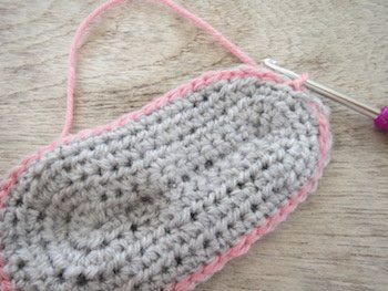 Blog-Inhaltsbild für 'Kostenlose Häkelanleitung für Babyschuhe Slipper mit Schleife - die Anleitung ist sehr ausführlich also auch für Anfänger gestaltet'