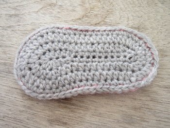 Blog-Inhaltsbild für 'Kostenlose Häkelanleitung für Babyschuhe Slipper mit Schleife - die Anleitung ist sehr ausführlich also auch für Anfänger gestaltet'