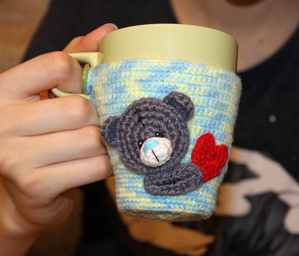 Blog-Inhaltsbild für 'Gehäkelter Tassenwärmer mit Teddybären'