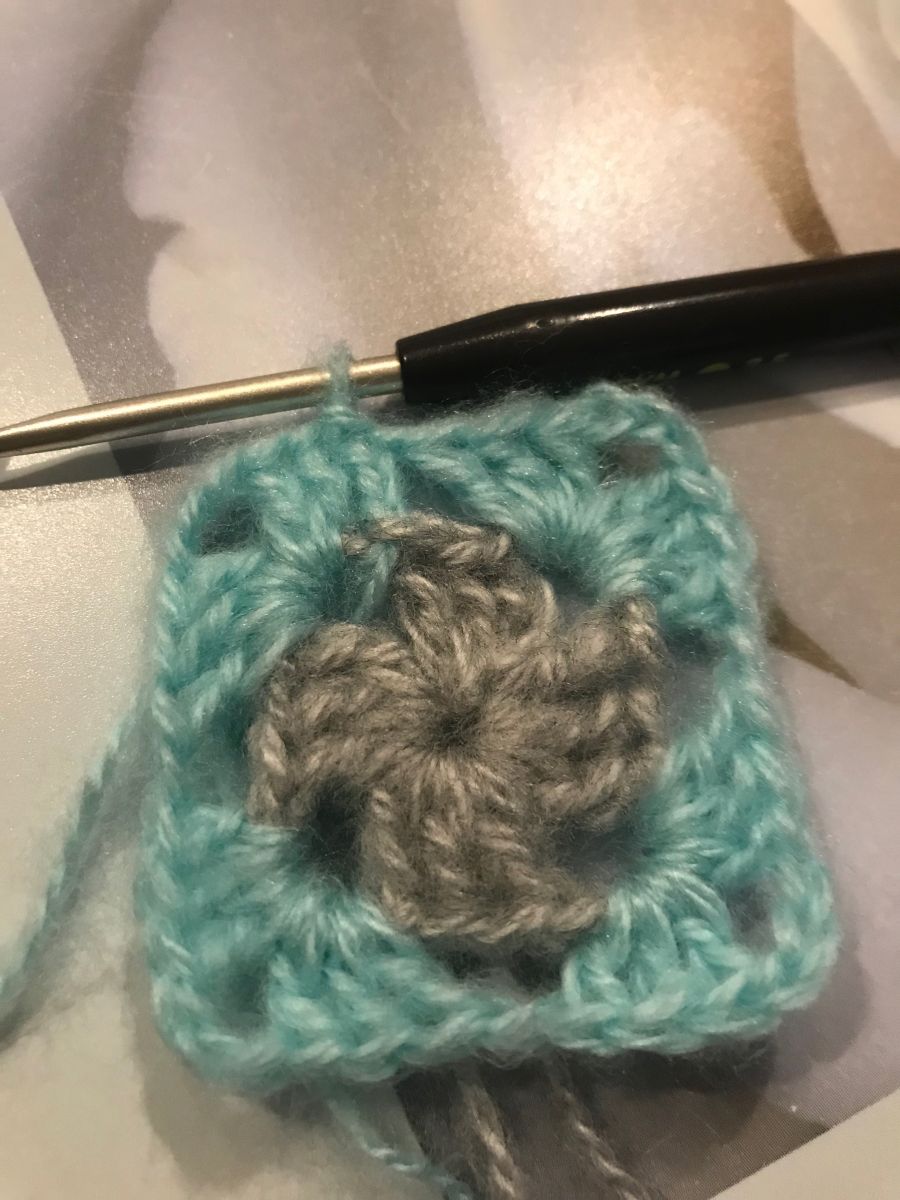 Blog-Inhaltsbild für 'einfache Stulpen häkeln mit Granny Squares'