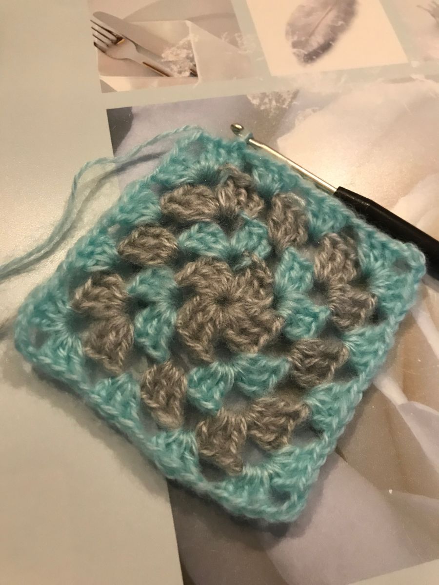 Blog-Inhaltsbild für 'einfache Stulpen häkeln mit Granny Squares'