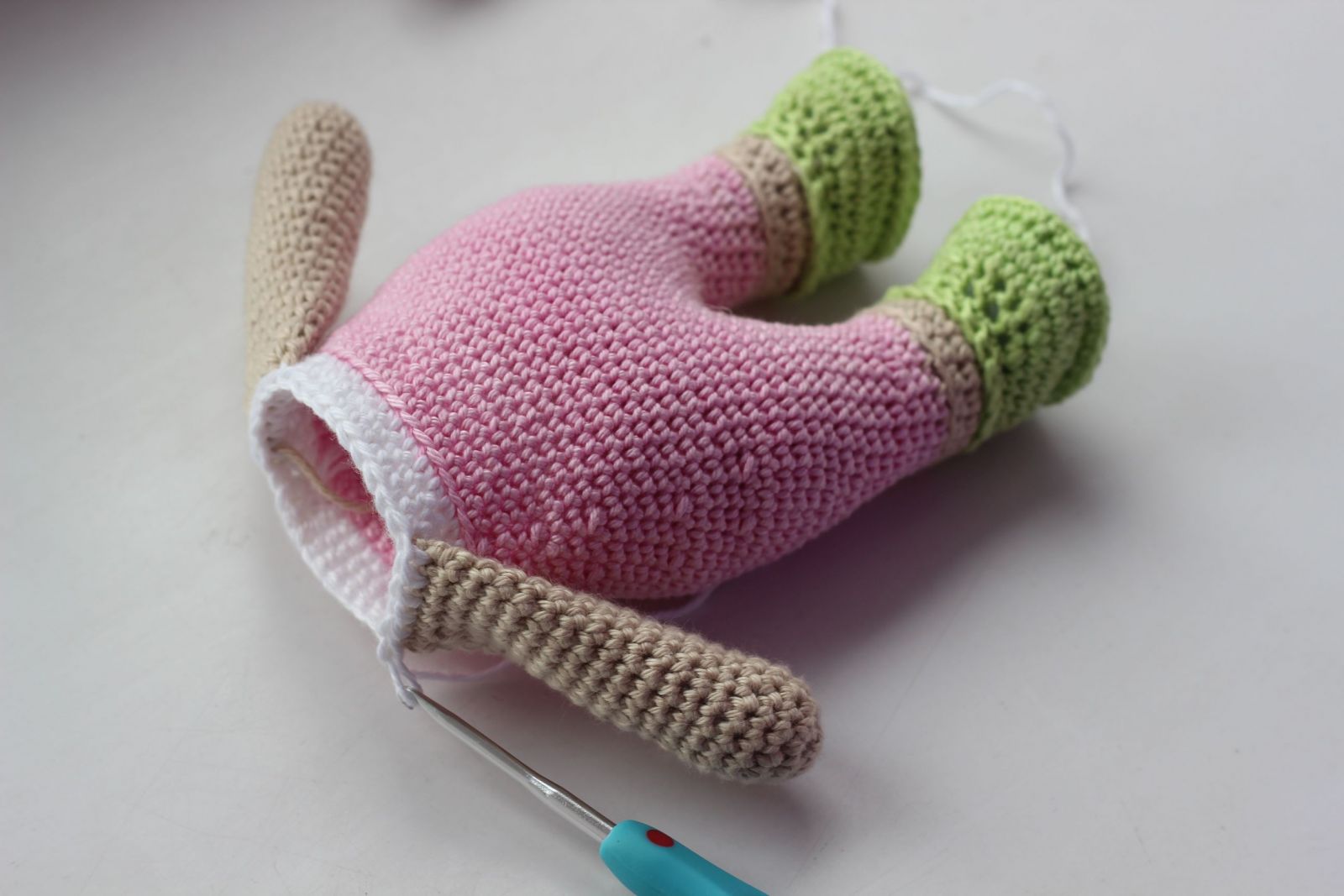 Blog-Inhaltsbild für 'Kostenlose Häkelanleitung für Puppe Coney mit Hasenmütze'