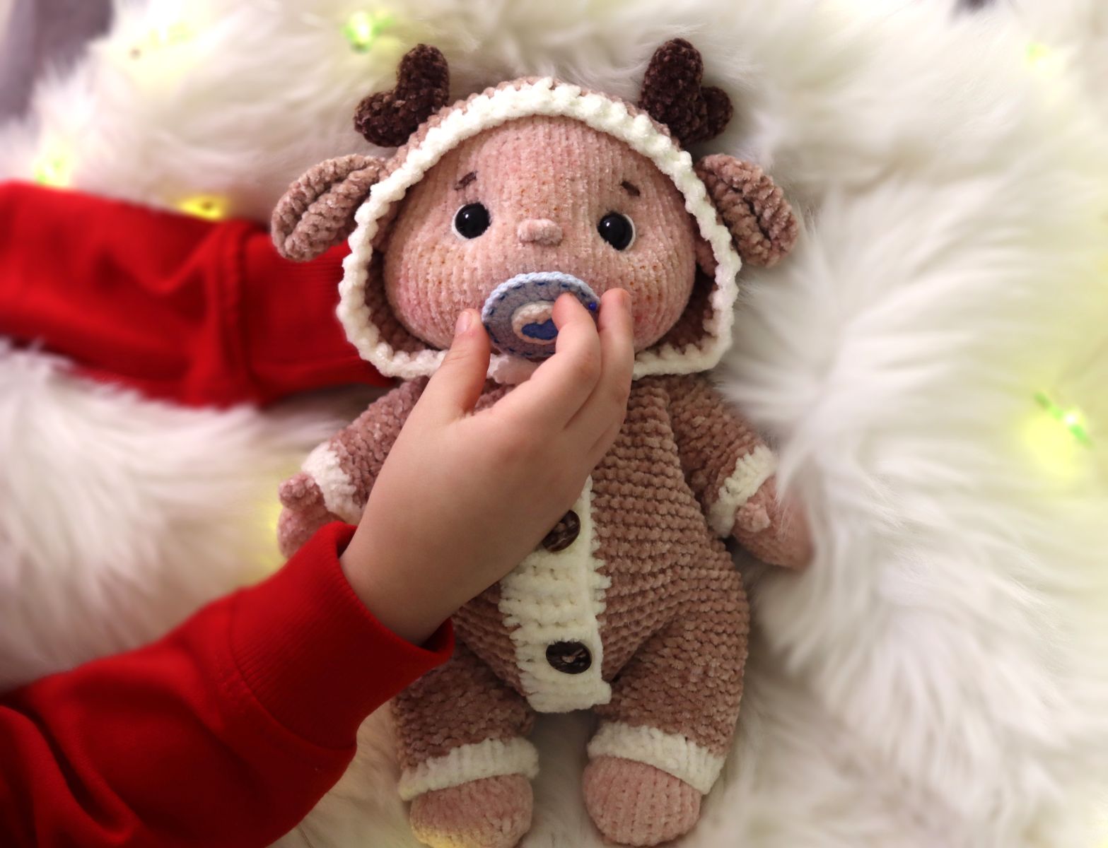 Blog content image for 'A fluffy little baby in a cozy deer, knitted.'