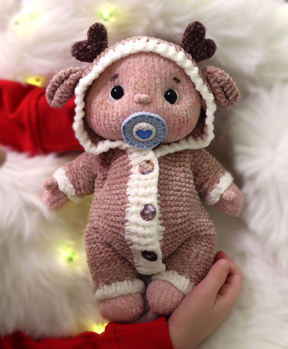 Blog content image for 'A fluffy little baby in a cozy deer, knitted.'