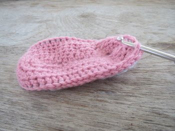 Blog-Inhaltsbild für 'Kostenlose Häkelanleitung für Babyschuhe Slipper mit Schleife - die Anleitung ist sehr ausführlich also auch für Anfänger gestaltet'