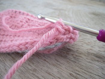 Blog-Inhaltsbild für 'Kostenlose Häkelanleitung für Babyschuhe Slipper mit Schleife - die Anleitung ist sehr ausführlich also auch für Anfänger gestaltet'