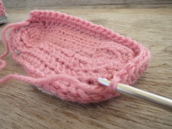 Blog-Inhaltsbild für 'Kostenlose Häkelanleitung für Babyschuhe Slipper mit Schleife - die Anleitung ist sehr ausführlich also auch für Anfänger gestaltet'