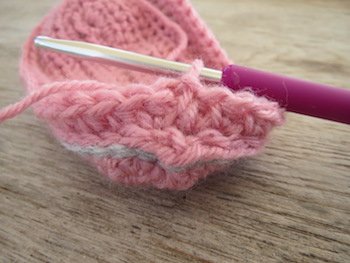 Blog-Inhaltsbild für 'Kostenlose Häkelanleitung für Babyschuhe Slipper mit Schleife - die Anleitung ist sehr ausführlich also auch für Anfänger gestaltet'