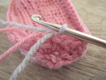 Blog-Inhaltsbild für 'Kostenlose Häkelanleitung für Babyschuhe Slipper mit Schleife - die Anleitung ist sehr ausführlich also auch für Anfänger gestaltet'