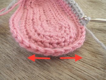 Blog-Inhaltsbild für 'Kostenlose Häkelanleitung für Babyschuhe Slipper mit Schleife - die Anleitung ist sehr ausführlich also auch für Anfänger gestaltet'